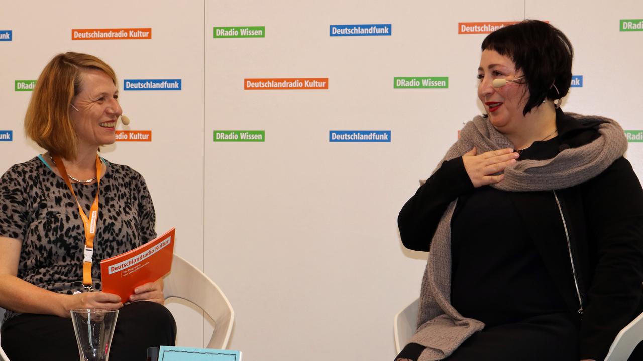 Die Schriftstellerin Julya Rabinowich (rechts) im Gespräch mit Susanne Führer Die Schriftstellerin Julya Rabinowich (rechts) im Gespräch mit Susanne Führer