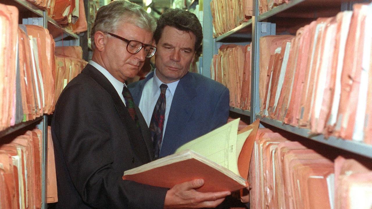 1992 machen Bundesinnenminister Rudolf Seiters (CDU) und Joachim Gauck, der Leiter der gleichnamigen Bundesbehörde, einen ausführlichen Informationsrundgang durch das ehemalige Archiv des früheren DDR-Staatssicherheitsdienstes in Berlin 1992 machen Bundesinnenminister Rudolf Seiters (CDU) und Joachim Gauck, der Leiter der gleichnamigen Bundesbehörde, einen ausführlichen Informationsrundgang durch das ehemalige Archiv des früheren DDR-Staatssicherheitsdienstes in Berlin