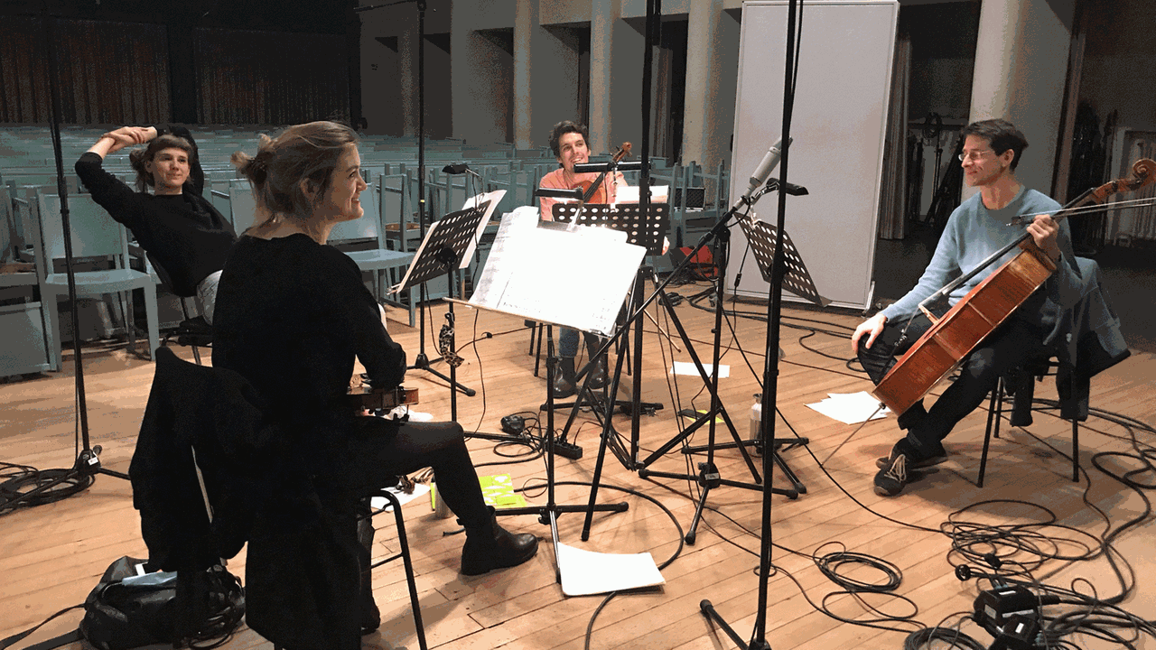 Das Streichquartett des Rundfunk-Sinfonieorchesters Berlin mit Ania Bara und Juliane Färber, Violine, Alejandro Regueira Caumel, Viola, und Peter Albrecht, Violoncello, bei einer Probe am 2.12.2020 in der Jesus-Christus-Kirche Berlin-Dahlem Das Streichquartett des Rundfunk-Sinfonieorchesters Berlin mit Ania Bara und Juliane Färber, Violine, Alejandro Regueira Caumel, Viola, und Peter Albrecht, Violoncello, bei einer Probe am 2.12.2020 in der Jesus-Christus-Kirche Berlin-Dahlem