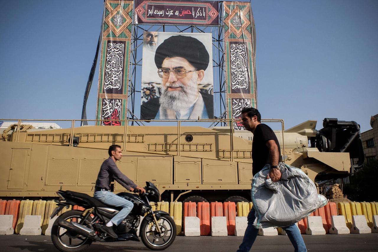 Ajatollah Ali Chamenei auf einem Plakat