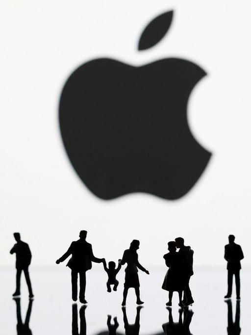 Menschen unter einem sehr großen Apple-Logo