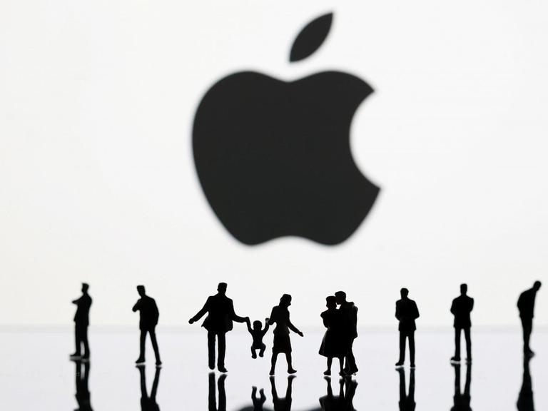 Menschen unter einem sehr großen Apple-Logo