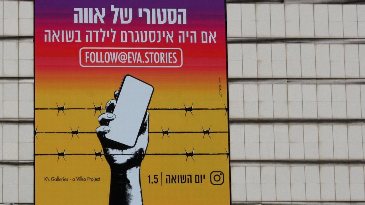 Die Werbung für ein neues Holocaust-Gedenkprojekt in Israel hängt an einer Wand. Auf dem digitalen Plakat steht auf Hebräisch: "Eva Stories. Wenn ein Mädchen während des Holocaust Instagram gehabt hätte". Die Werbung für ein neues Holocaust-Gedenkprojekt in Israel hängt an einer Wand. Auf dem digitalen Plakat steht auf Hebräisch: "Eva Stories. Wenn ein Mädchen während des Holocaust Instagram gehabt hätte".