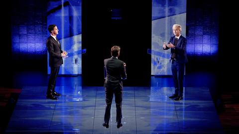 Der rechtspopulistische niederländische Politiker Geert Wilders (R) von der PVV in einer Fernsehdebatte mit dem niederländischen Ministerpräsidenten Mark Rutte von der VVD.
