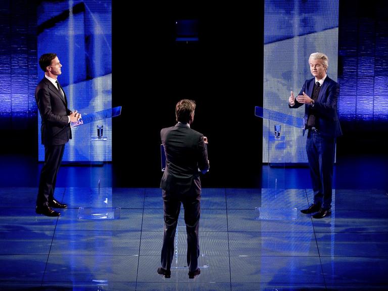 Der rechtspopulistische niederländische Politiker Geert Wilders (R) von der PVV in einer Fernsehdebatte mit dem niederländischen Ministerpräsidenten Mark Rutte von der VVD.