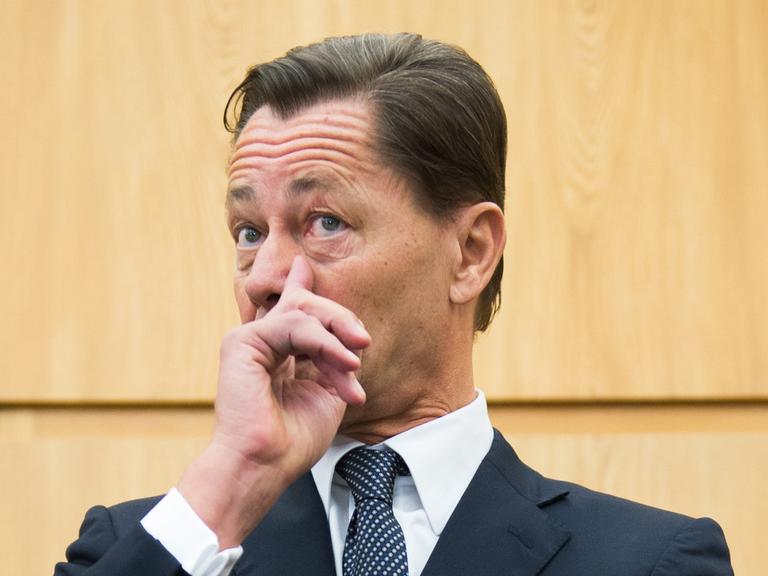 Der ehemalige Ex-Arcandor-Chef Middelhoff wartet am 14.11.2014 am Landgericht in Essen.