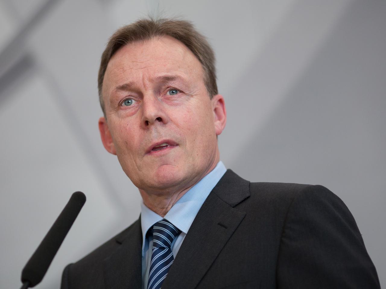 Der Vorsitzende der SPD-Bundestagsfraktion, Thomas Oppermann, steht am 11.02.2014 im Reichstag vor einem Mikrofon. Der Vorsitzende der SPD-Bundestagsfraktion, Thomas Oppermann, steht am 11.02.2014 im Reichstag vor einem Mikrofon.