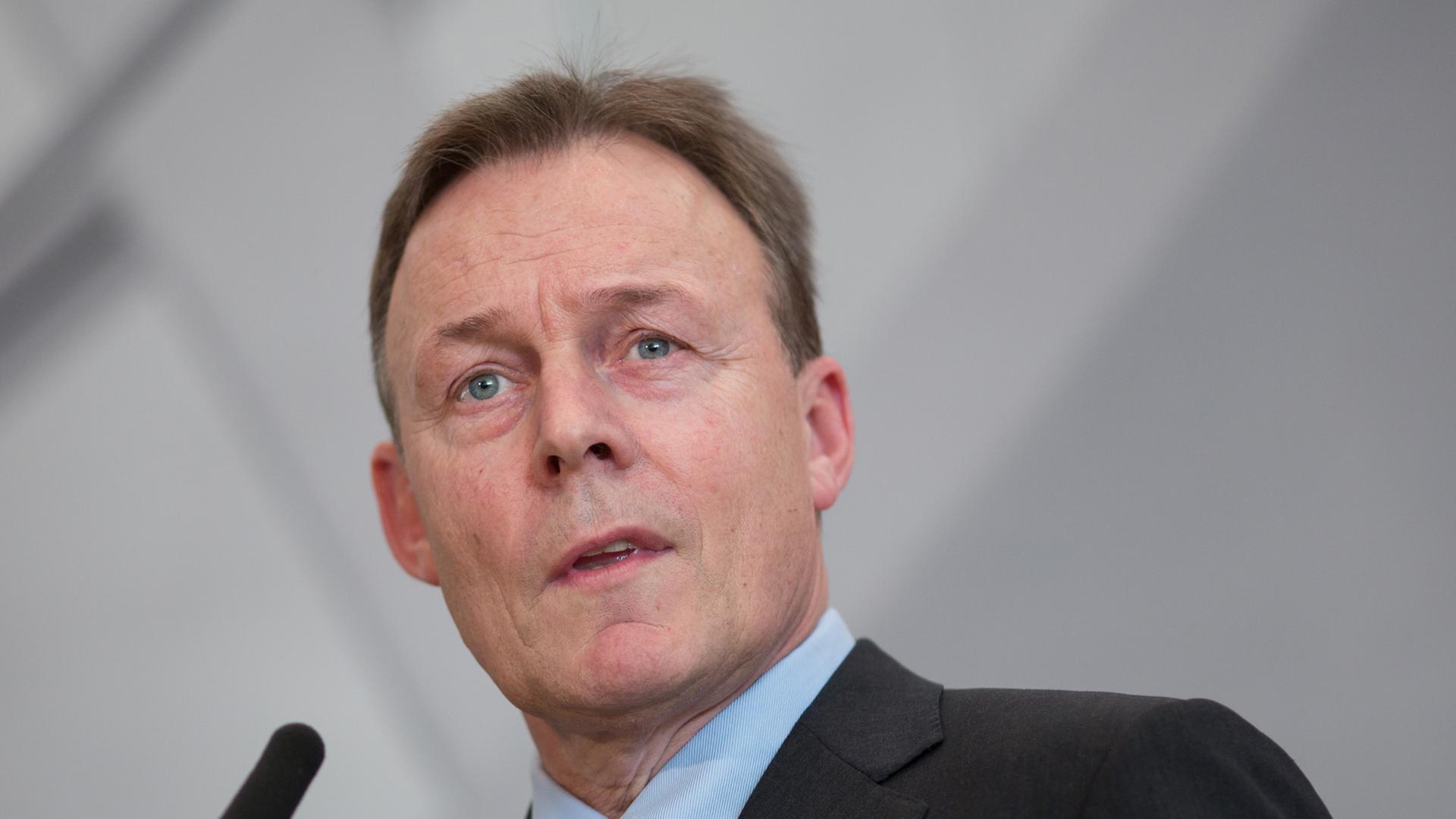 Der Vorsitzende der SPD-Bundestagsfraktion, Thomas Oppermann, steht am 11.02.2014 im Reichstag vor einem Mikrofon. Der Vorsitzende der SPD-Bundestagsfraktion, Thomas Oppermann, steht am 11.02.2014 im Reichstag vor einem Mikrofon.