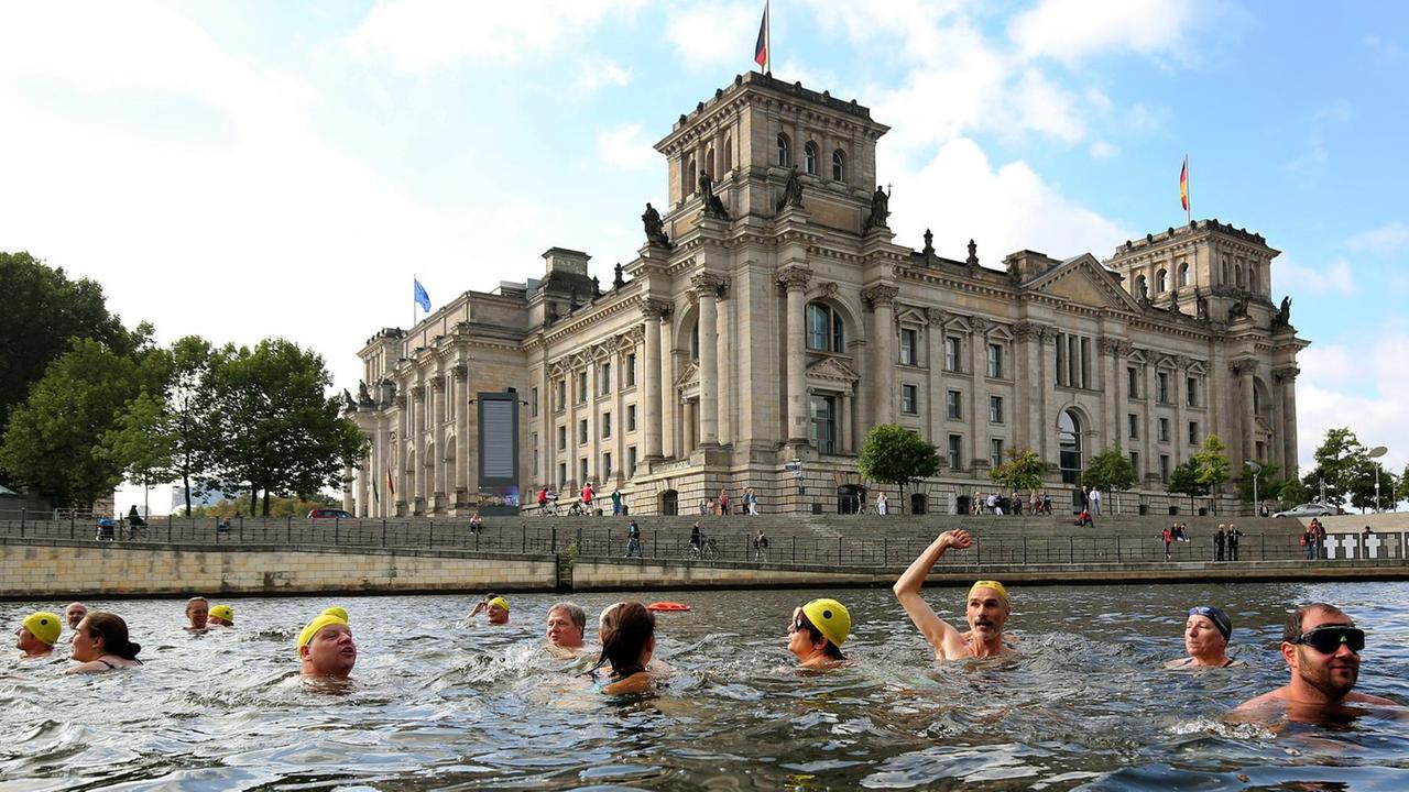 Blinde Menschen gehen vor dem Reichstagsgebäude in Berlin baden: Eine Aktion des Deutsche Blinden- und Sehbehindertenverbands, der massive Änderungen am Entwurf zum neuen Bundesteilhabegesetz fordert. Blinde Menschen gehen vor dem Reichstagsgebäude in Berlin baden: Eine Aktion des Deutsche Blinden- und Sehbehindertenverbands, der massive Änderungen am Entwurf zum neuen Bundesteilhabegesetz fordert.