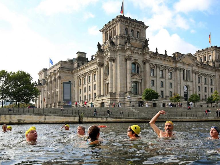 Blinde Menschen gehen vor dem Reichstagsgebäude in Berlin baden: Eine Aktion des Deutsche Blinden- und Sehbehindertenverbands, der massive Änderungen am Entwurf zum neuen Bundesteilhabegesetz fordert.
