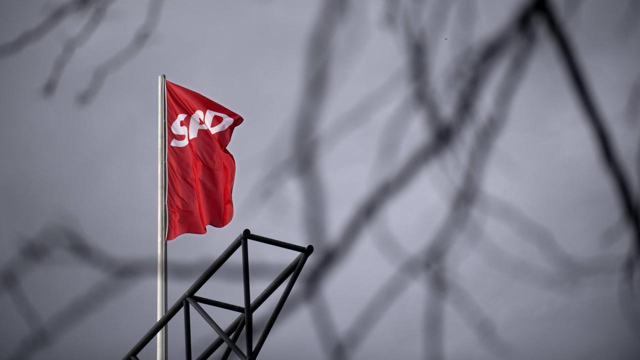 Rote Fahne der SPD im Wind auf dem Dach der Parteizentrale Willy-Brandt-Haus in Berlin.