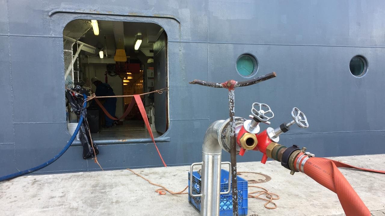 Die Entsorgung von Abwässern eines Schiffes im Kieler Hafen Die Entsorgung von Abwässern eines Schiffes im Kieler Hafen