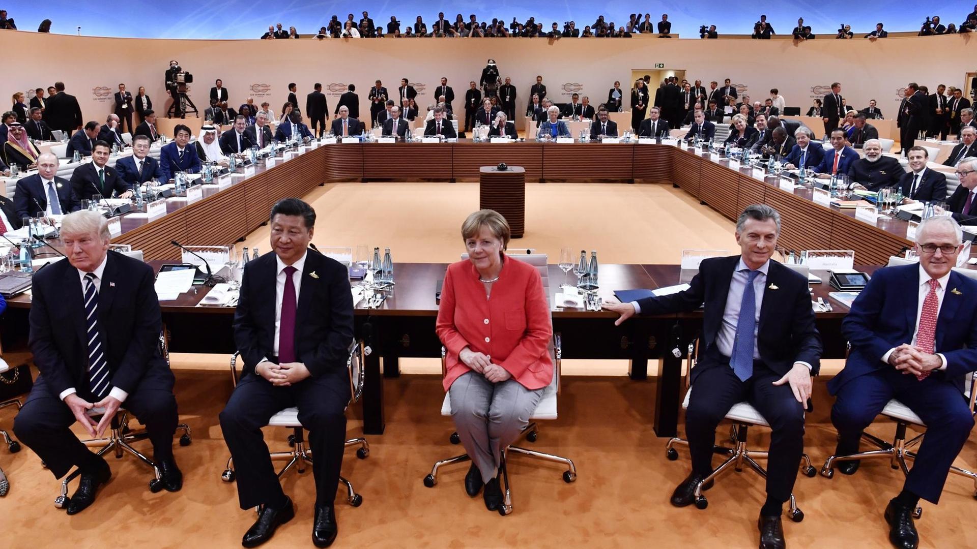 US-Präsident Donald Trump, Chinas Präsident Xi Jinping, Bundeskanzlerin Angela Merkel, Argentiniens Präsident Mauricio Macri und Australiens Premierminister Malcolm Turnbull beim G20-Gipfel in Hamburg.