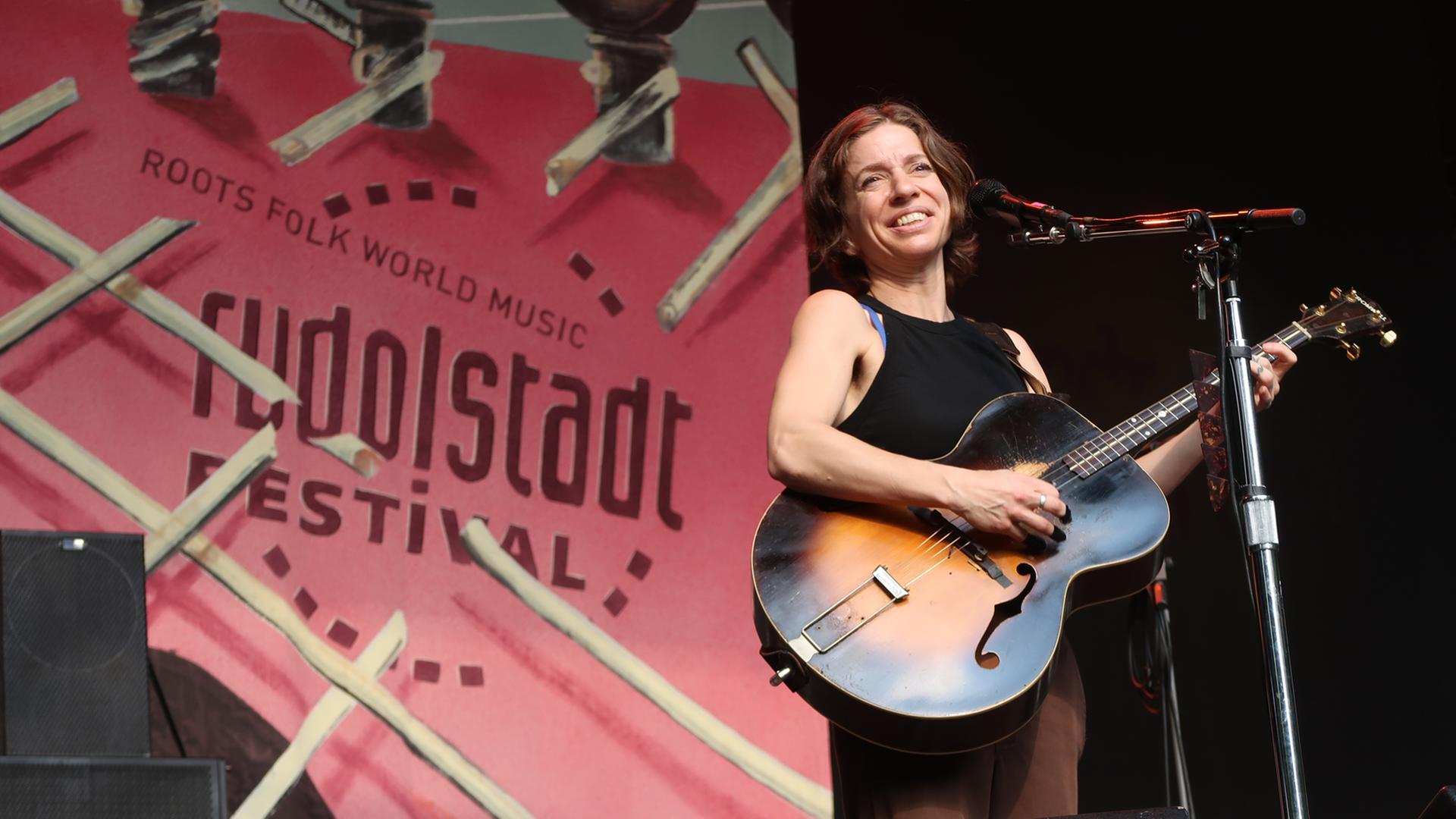 Ani DiFranco beim Abschlusskonzert des Rudolstadt Festivals 2017. Ani DiFranco beim Abschlusskonzert des Rudolstadt Festivals 2017.