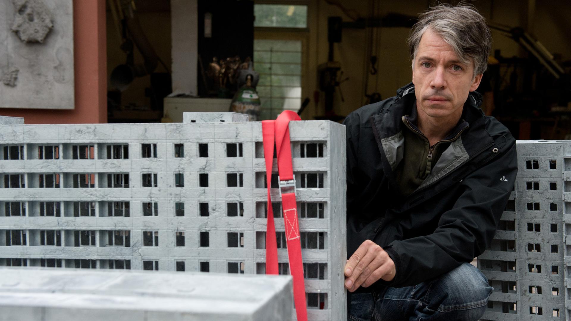 Der Künstler Markus Draper neben Plattenbau-Modellen: In Görlitz ist bis zum 31. Januar 2016 seine Ausstellung "Inge zu Fuß zur Arbeit" zu sehen, eine Reflexion des Künstlers über Alltag in der DDR in den 1980er Jahren. Der Künstler Markus Draper neben Plattenbau-Modellen: In Görlitz ist bis zum 31. Januar 2016 seine Ausstellung "Inge zu Fuß zur Arbeit" zu sehen, eine Reflexion des Künstlers über Alltag in der DDR in den 1980er Jahren.