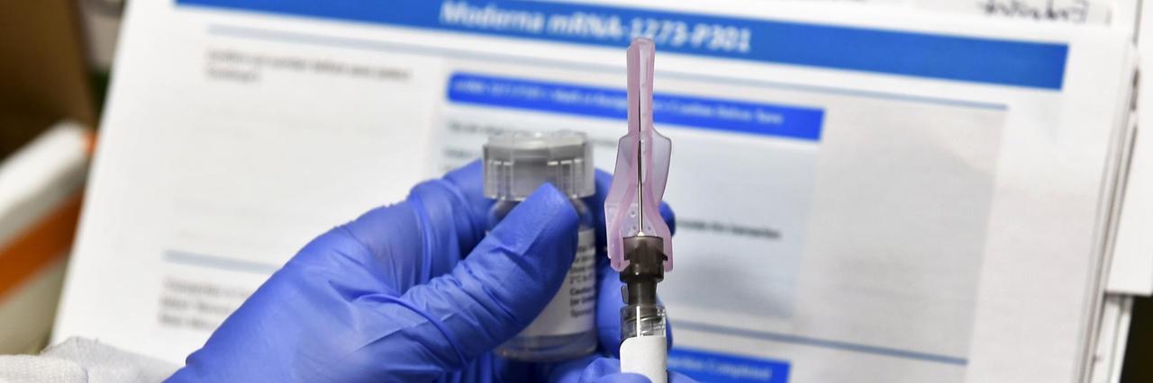 Eine Krankenschwester bereitet eine Spritze mit dem Corona-Impfstoff-Kandidaten von Moderna vor. Eine Krankenschwester bereitet eine Spritze mit dem Corona-Impfstoff-Kandidaten von Moderna vor.