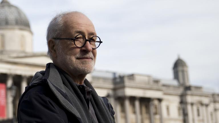 Hans Haacke steht in London vor seiner Skulptur "Gift Horse". Hans Haacke steht in London vor seiner Skulptur "Gift Horse".