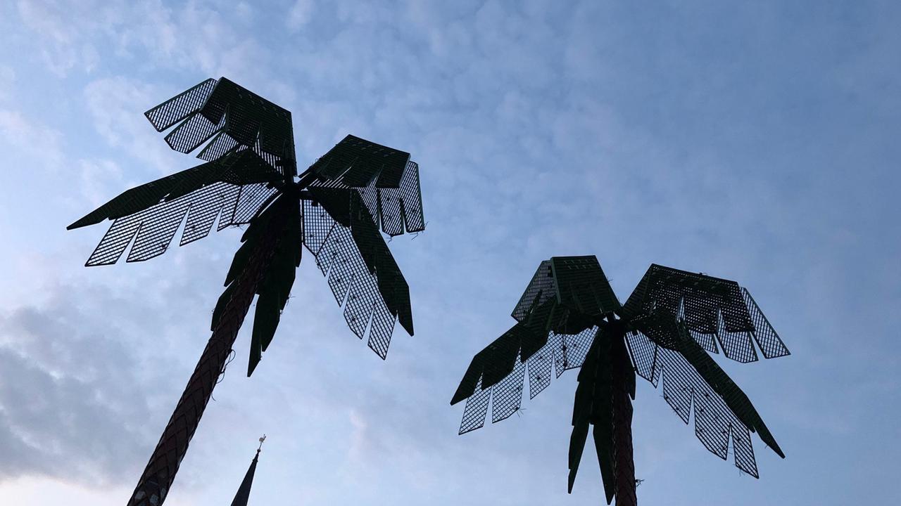 Blick auf die stählernen Palmen des Park Fiction Kollektivs in Hamburg Blick auf die stählernen Palmen des Park Fiction Kollektivs in Hamburg