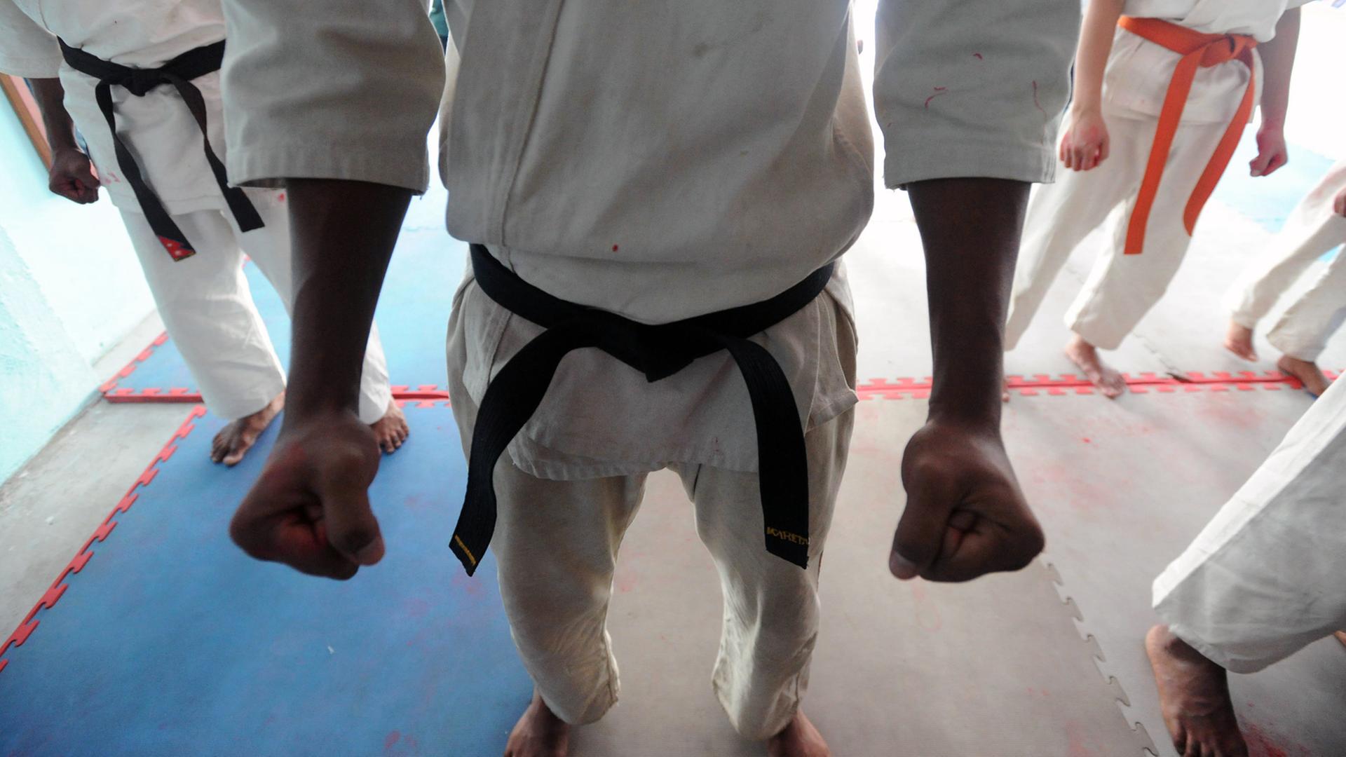 Zu Fäusten geballte Hände von Karate-Studenten Zu Fäusten geballte Hände von Karate-Studenten