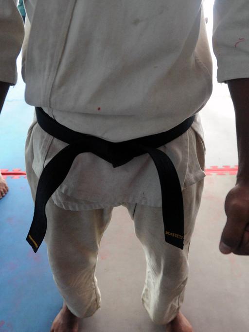 Zu Fäusten geballte Hände von Karate-Studenten
