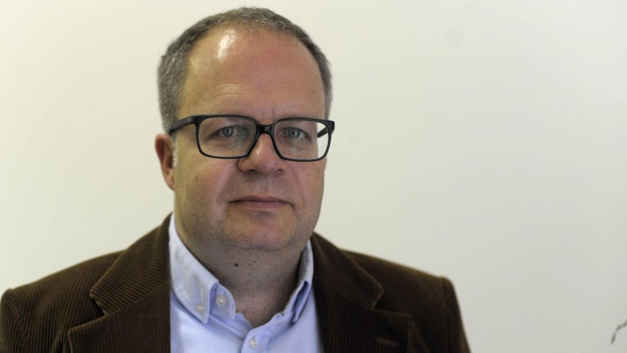 Carsten Momsen posiert für ein Pressefoto. Carsten Momsen posiert für ein Pressefoto.