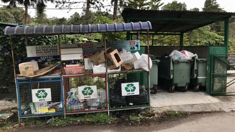 Plastikmüll an einem Unterstand in Malaysia. Plastikmüll an einem Unterstand in Malaysia.