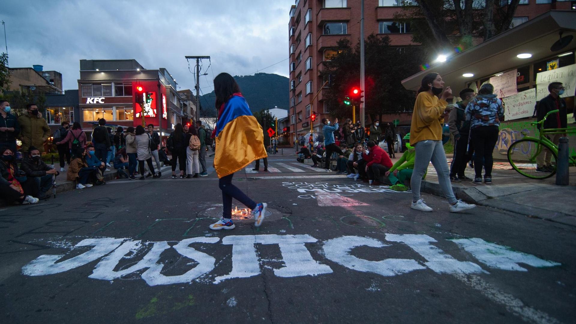 Proteste in Kolumbien: In Bogota hat eine feministische Gruppe das Wort "Justicia" auf die Straße gepinselt. Hintergrund ist die Vergewaltigung einer 17-Jährigen im Zuge der Aufstände durch vier kolumbianische Spezialkräfte in der Stadt Popayan. Proteste in Kolumbien: In Bogota hat eine feministische Gruppe das Wort "Justicia" auf die Straße gepinselt. Hintergrund ist die Vergewaltigung einer 17-Jährigen im Zuge der Aufstände durch vier kolumbianische Spezialkräfte in der Stadt Popayan.