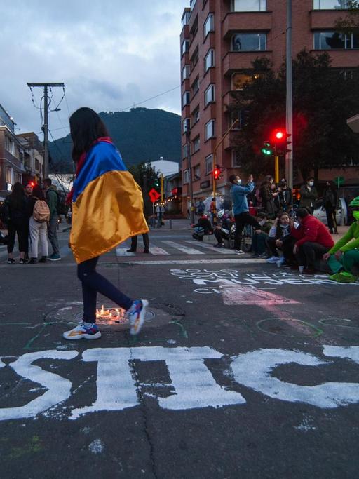 Proteste in Kolumbien: In Bogota hat eine feministische Gruppe das Wort "Justicia" auf die Straße gepinselt. Hintergrund ist die Vergewaltigung einer 17-Jährigen im Zuge der Aufstände durch vier kolumbianische Spezialkräfte in der Stadt Popayan.