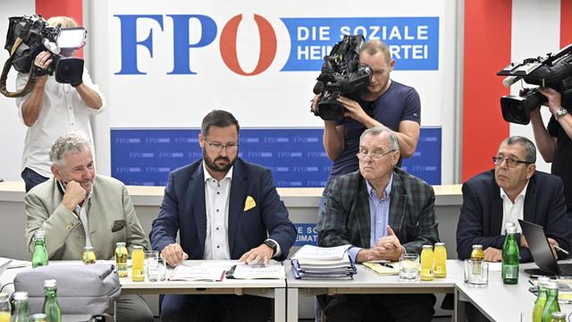 FPÖ-Expertenkomission Andreas Mölzer, Christian Hafenecker und Wilhelm Brauneder, Michael Wladika (v.l) anlässlich der Präsentation des Berichtes der FPÖ-Historikerkommission.