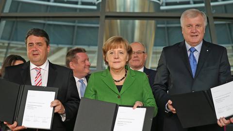 Sigmar Gabriel, Angela Merkel und Horst Seehofer mit dem Koalitionsvertrag