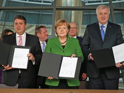Sigmar Gabriel, Angela Merkel und Horst Seehofer mit dem Koalitionsvertrag