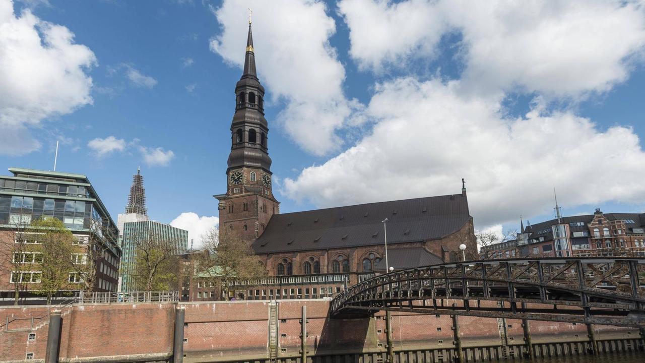 St. Katharinen steht am Nordrand des Zollkanals mitten im geschäftigen Hamburg