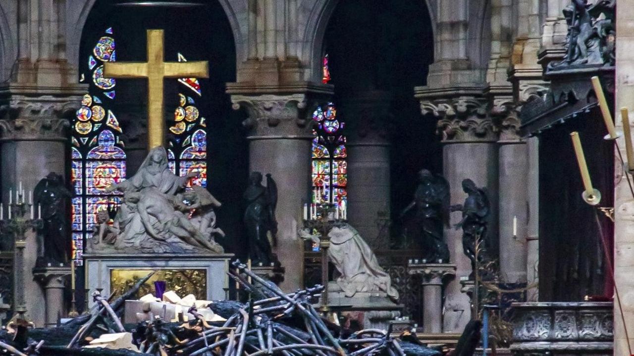 Das Innere von Notre-Dame nach dem Brand: Die Holzbalken der Dachkonstruktion liegen auf dem Boden.

