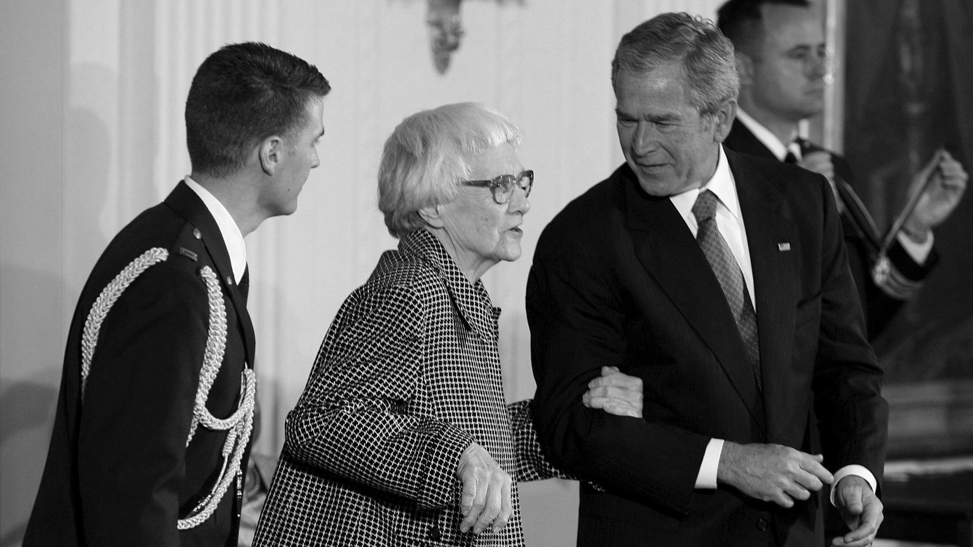 Das Foto von 2007 zeigt die Schriftstellerin Harper Lee mit dem damaligen US-Präsidenten George W. Bush Das Foto von 2007 zeigt die Schriftstellerin Harper Lee mit dem damaligen US-Präsidenten George W. Bush