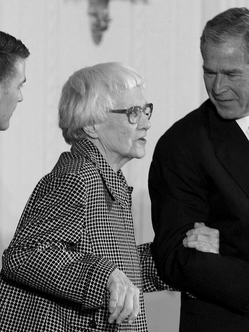Das Foto von 2007 zeigt die Schriftstellerin Harper Lee mit dem damaligen US-Präsidenten George W. Bush