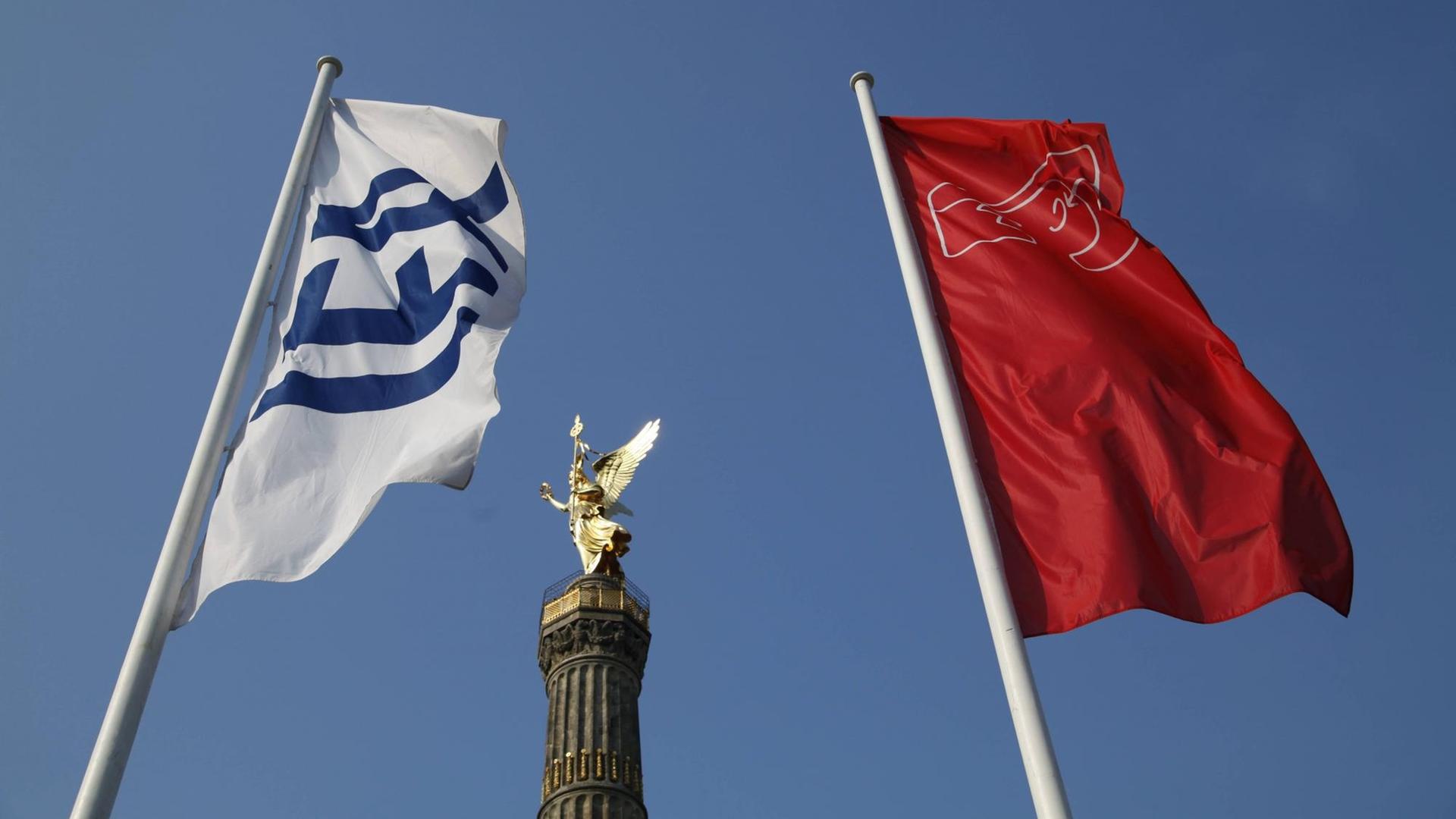 Zwei IFA-Flaggen und die Siegessäule in Berlin. Zwei IFA-Flaggen und die Siegessäule in Berlin.
