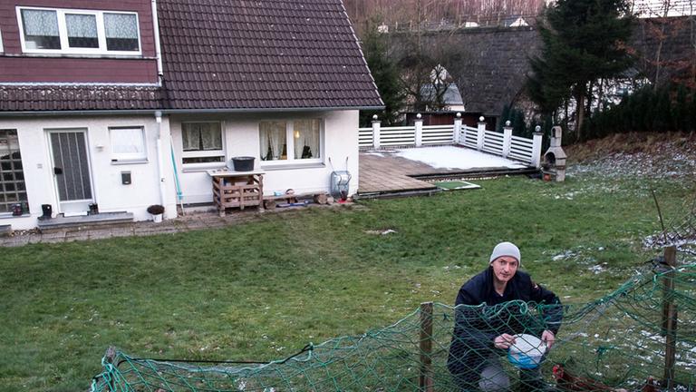 Typisch deutscher Garten: Cengiz Varli und die Hühner der Familie Typisch deutscher Garten: Cengiz Varli und die Hühner der Familie