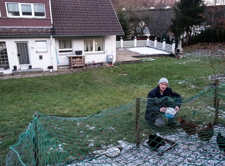 Typisch deutscher Garten: Cengiz Varli und die Hühner der Familie Typisch deutscher Garten: Cengiz Varli und die Hühner der Familie