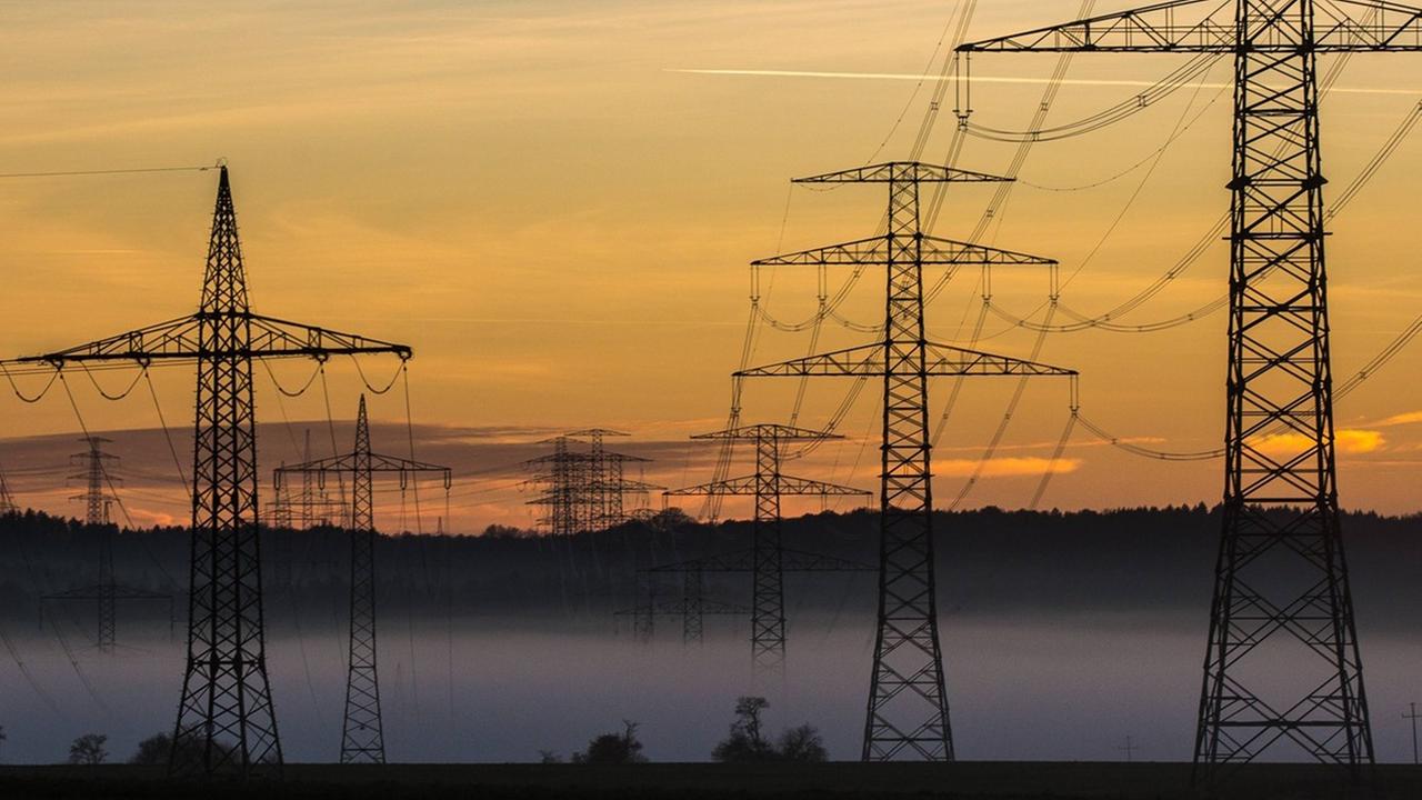 Strom-Masten im Sonnen-Untergang Strom-Masten im Sonnen-Untergang