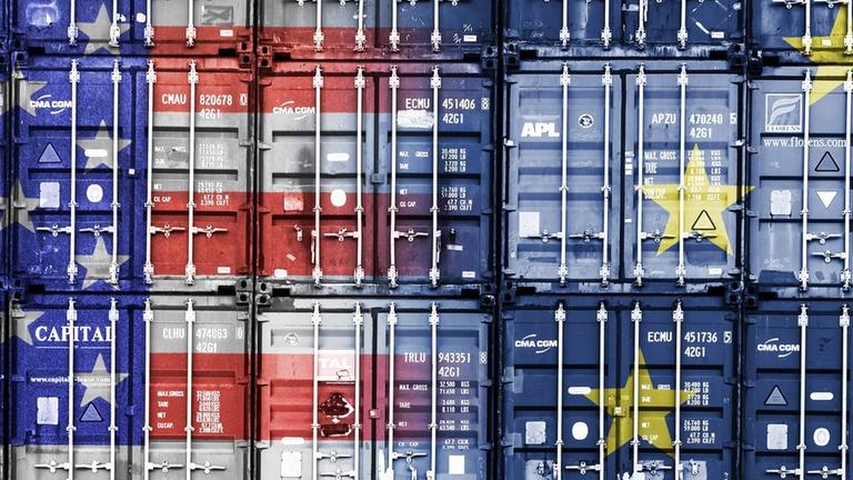 Gestapelte Container in den Farben von den USA und der EU Gestapelte Container in den Farben von den USA und der EU