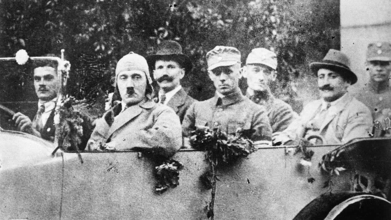 Hitler im offenen Wagen mit den Freikorpsoffizieren Ulrich Graf, Major Buch und Christian Weber. - Foto, 1923.