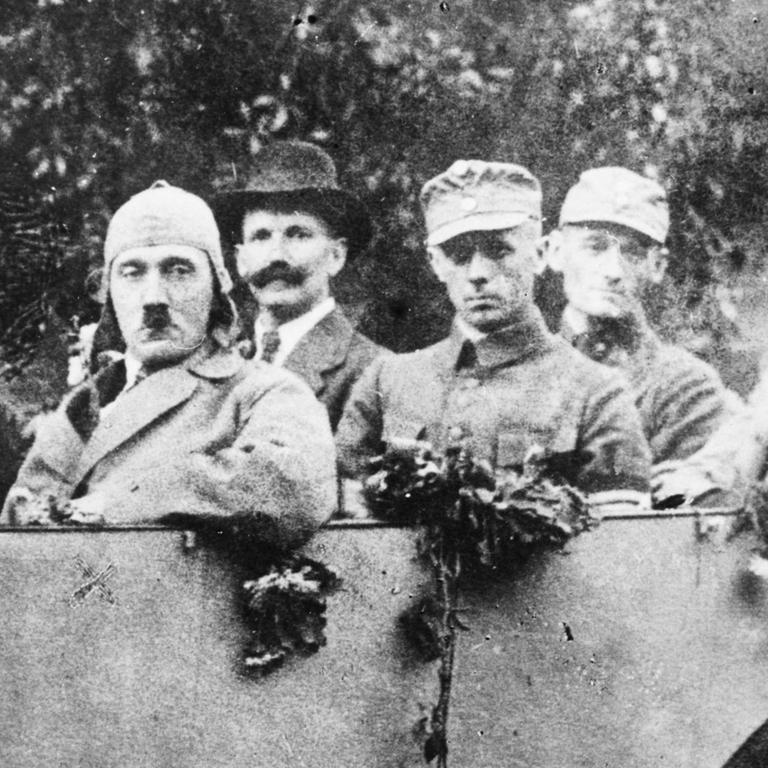 Hitler im offenen Wagen mit den Freikorpsoffizieren Ulrich Graf, Major Buch und Christian Weber. - Foto, 1923.