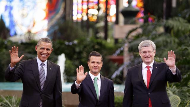 USA-Präsident Barack Obama, Mexico-Präsident Enrique Peña Nieto, und der kanadische Premierminister Stephen Harper (v.l.) winken gemeinsam.