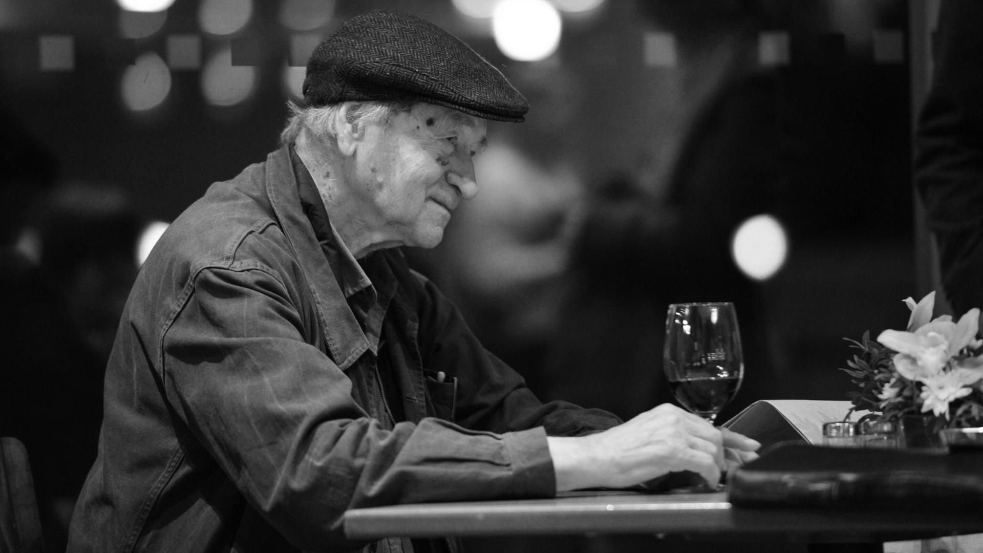 Der Filmemacher Jonas Mekas ist im Alter von 96 Jahren gestorben. Der Filmemacher Jonas Mekas ist im Alter von 96 Jahren gestorben.