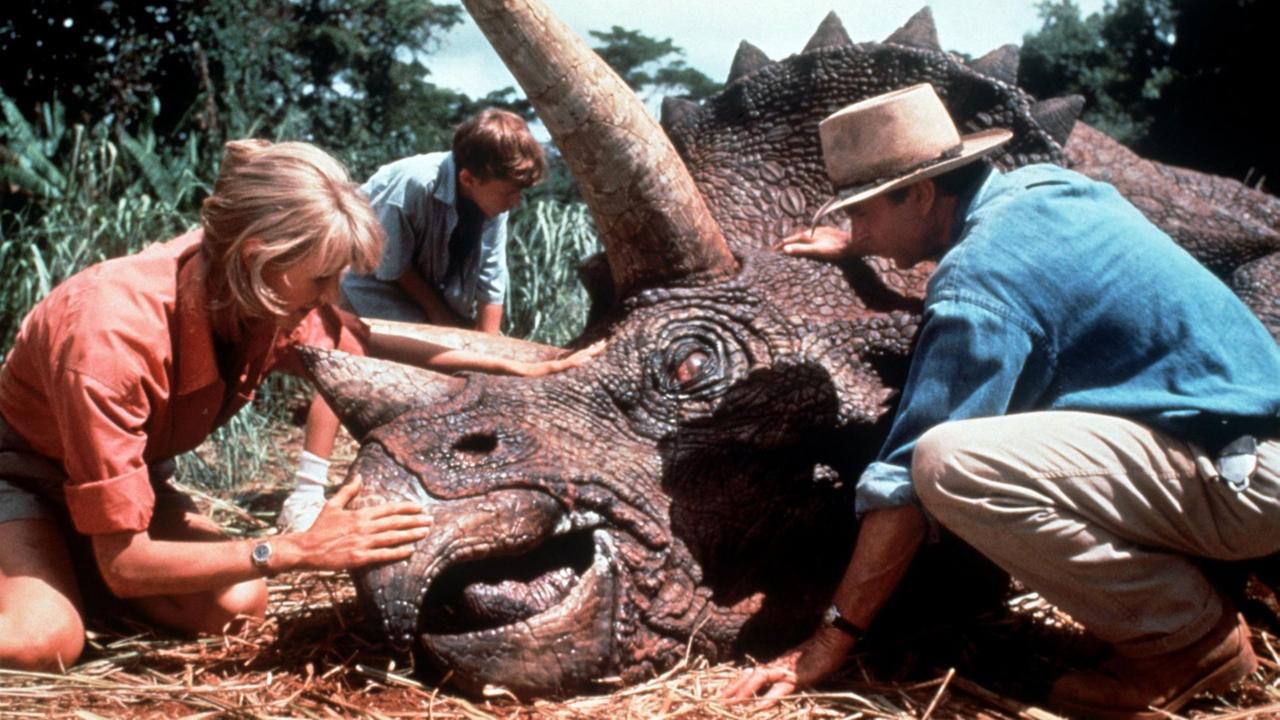 Die Schauspieler Laura Dern, Joseph Mazzelli und Sam Neil helfen einem kranken Dinosaurier. (Aufnahme von 1993). Im Film "Jurassic Park" experimentieren Wissenschaftler mit dem Erbgut von Dinosauriern, das sie in konservierten, blutsaugenden Insekten aus der Vorzeit entdecken. Es gelingt ihnen, selbst Dinosaurier heranzuzüchten, die später ihre Schöpfer terrorisieren. Die Schauspieler Laura Dern, Joseph Mazzelli und Sam Neil helfen einem kranken Dinosaurier. (Aufnahme von 1993). Im Film "Jurassic Park" experimentieren Wissenschaftler mit dem Erbgut von Dinosauriern, das sie in konservierten, blutsaugenden Insekten aus der Vorzeit entdecken. Es gelingt ihnen, selbst Dinosaurier heranzuzüchten, die später ihre Schöpfer terrorisieren.