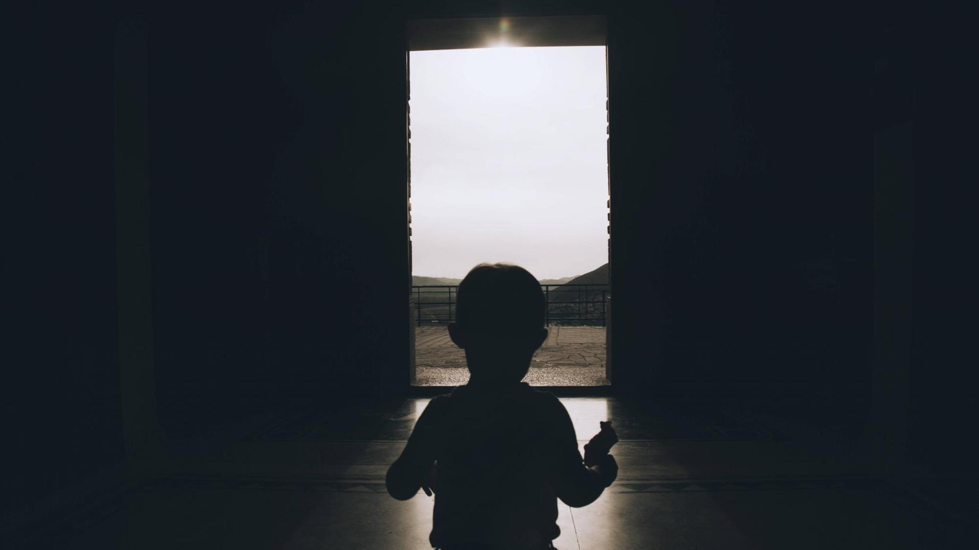 Symbolfoto: Ein Kind geht ins Licht