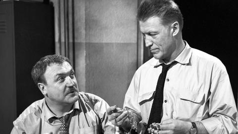 Szene aus dem bekannten amerikanischen Kriminalstück "Polizeirevier 21" von Sidney Kingsley, das im Jahre 1963 erstmalig im deutschen Fernsehen (ARD) ausgestrahlt wurde.