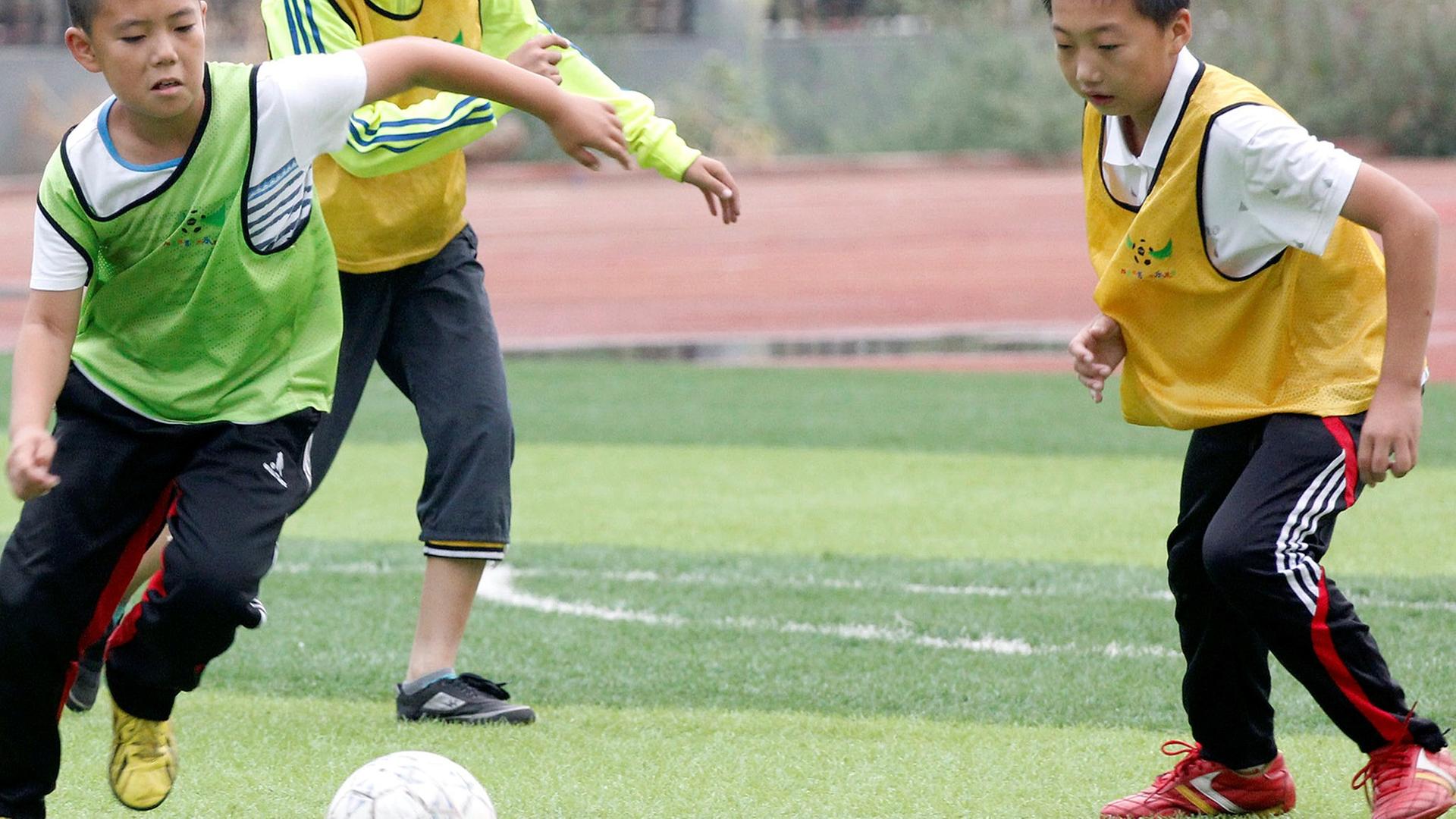 Chinesische Schüler trainieren Fußball  in Shijiazhuang, in der nordchinesischen Provinz Hebei 