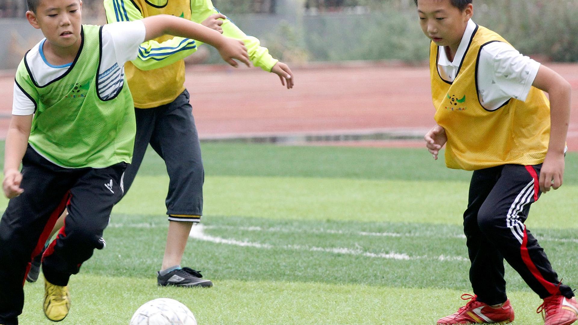 Chinesische Schüler trainieren Fußball in Shijiazhuang, in der nordchinesischen Provinz Hebei Chinesische Schüler trainieren Fußball in Shijiazhuang, in der nordchinesischen Provinz Hebei