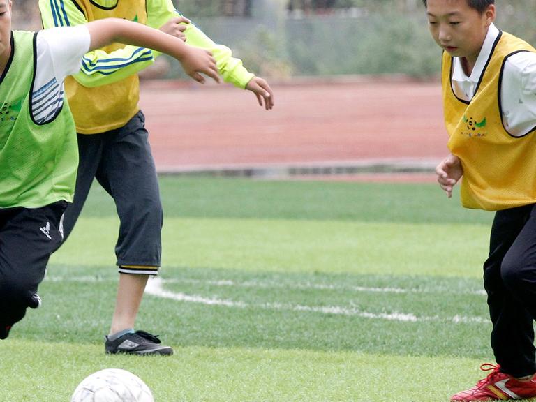 Chinesische Schüler trainieren Fußball  in Shijiazhuang, in der nordchinesischen Provinz Hebei 